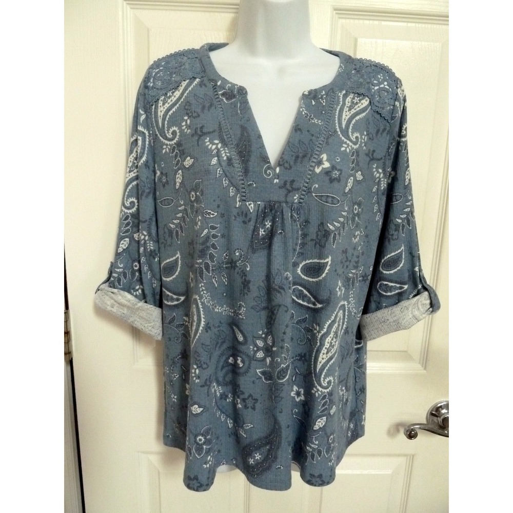 BERKLEY & JENSEN Women Medium Blue Paisley Lace V-Neck Roll-Tab Sleeve Top